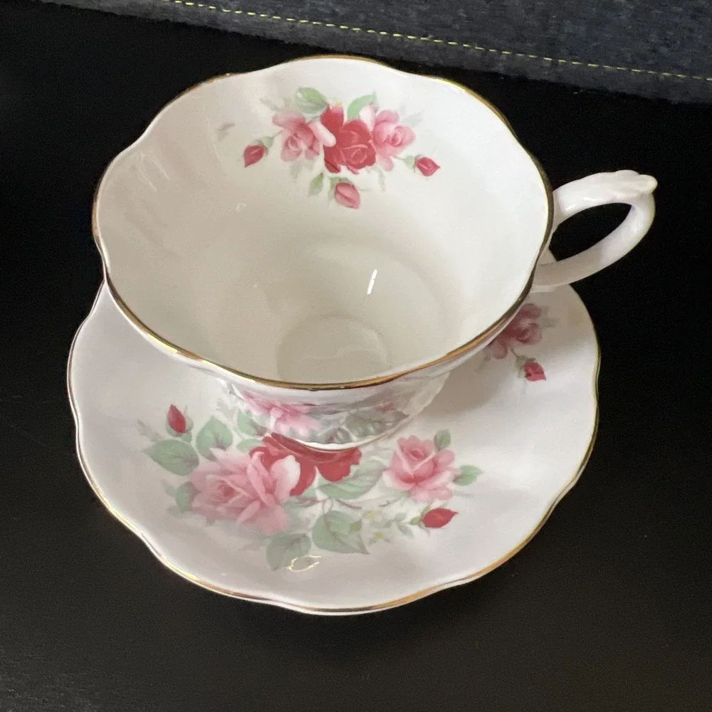 Royal Albert Bone China Pink Roses Chelsea Shape Footed Tea Cup Saucer Gold Trim